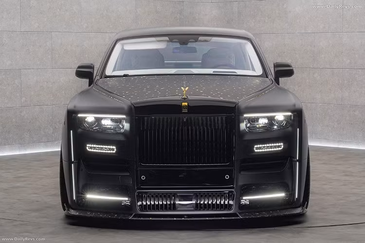 Mới đây, Mansory liên tục bận rộn khi liên tục cho ra mắt đủ loại dự án mới điên rồ, bao gồm cả chiếc SUV hạng sang Mercedes-AMG G63 được thiết kế riêng với cửa tự sát phía sau và một chiếc Rolls-Royce Cullinan cực kỳ hào nhoáng có tên là Linea d'Arabo.