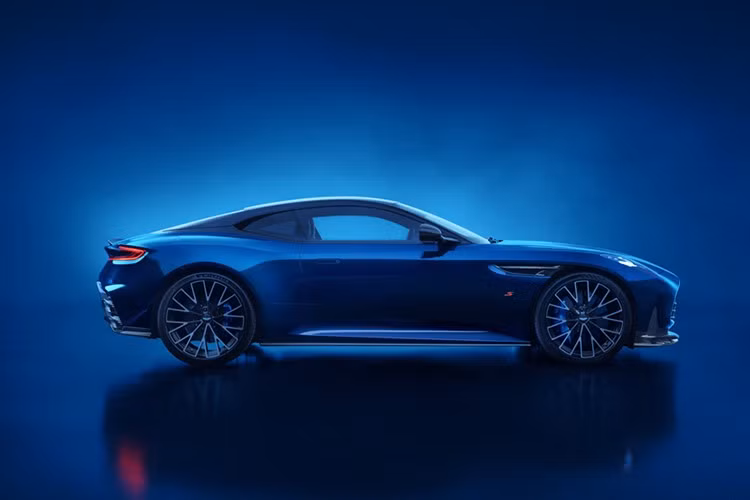 Cùng với DBX S và Vantage S, DB12 S là mẫu xe mới nhất tôn vinh truyền thống lâu đời của Aston Martin khi sử dụng hậu tố “S” cho phiên bản hiệu suất cao nhất của mẫu xe quá nổi tiếng.