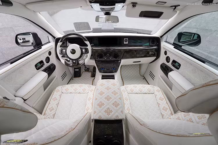 Nếu chúng cùng tông màu đen mờ với phần còn lại của xe, các chi tiết bổ sung này trông sẽ khá giống hàng chính hãng, và đó là một lời khen dành cho Mansory. Chiếc Phantom này dường như có gầm thấp hơn, khi hệ thống treo đã được thay mới.