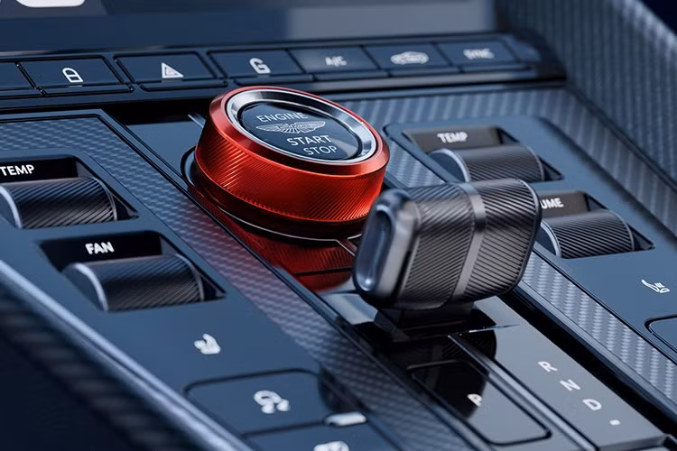 Vô-lăng thể thao bọc Alcantara, tích hợp sưởi. Đặc biệt biểu tượng cánh Aston Martin trên tựa đầu ghế sử dụng kỹ thuật kết hợp dập nổi, dập chìm để đạt độ chính xác và chiều sâu.