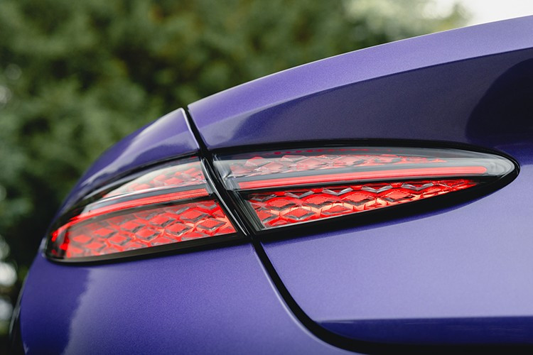 Màu sơn tím Violette không hề gây khó dễ đối với kỹ thuật viên của xưởng sơn Bentley, nơi có thể tái hiện bất kỳ màu sắc nào từ lịch sử của hãng. Trước đó, các kỹ thuật viên đã tái hiện màu Sage Green năm 1950, Shell Grey năm 1960 và Rubino Red năm 2000.