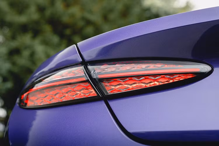 Màu sơn tím Violette không hề gây khó dễ đối với kỹ thuật viên của xưởng sơn Bentley, nơi có thể tái hiện bất kỳ màu sắc nào từ lịch sử của hãng. Trước đó, các kỹ thuật viên đã tái hiện màu Sage Green năm 1950, Shell Grey năm 1960 và Rubino Red năm 2000.