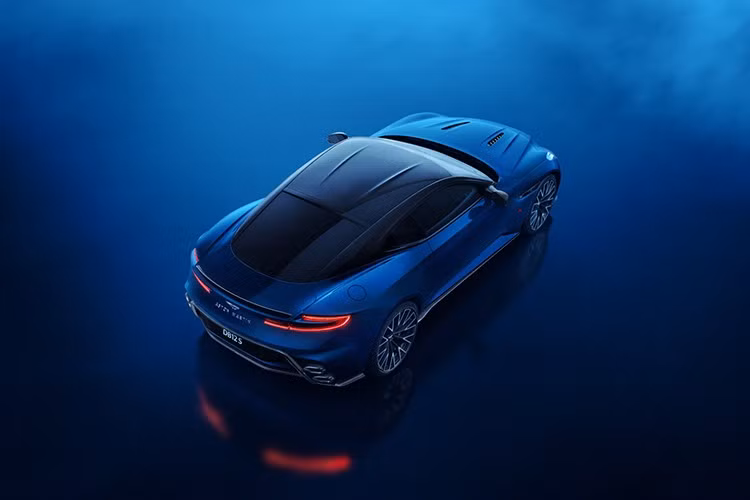 Truyền thống “S” bắt nguồn từ năm 1953 với chiếc xe đua DB3S. Tiếp đến là Vanquish S thế hệ đầu tiên (năm 2004) và thế hệ thứ 2 (năm 2016), Vantage S V8 (năm 2011), Vantage S V12 (năm 2013) và Rapide S cấu hình bốn chỗ (năm 2013).