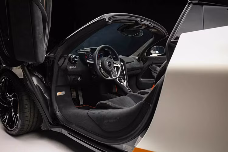 Xe trang bị hàng loạt tính năng MSO Bespoke, gồm: lớp sơn Gloss Tokyo Pearl, chắn bùn trước và khe thoát gió bằng sợi carbon, mui điện sắc, và ghế xô siêu nhẹ.