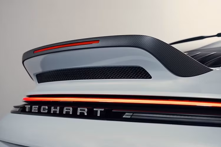 Trong đó, gói tiêu chuẩn - Anstieg có cánh lướt gió sau sợi carbon tinh tế. Gói thứ hai - Höhenmeter bổ sung thêm các chi tiết sợi carbon, gồm cánh lướt gió trước do Techart thiết kế, ốp hông và bộ khuếch tán sau.