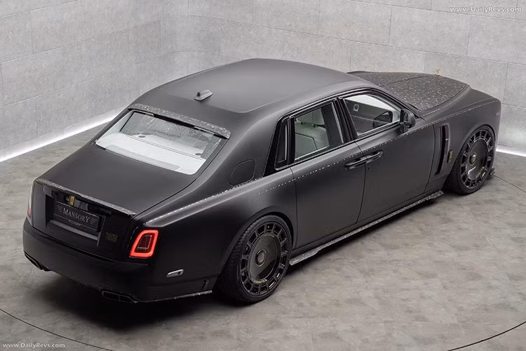 Cuối cùng, điểm nhấn cuối cùng khiến chiếc Rolls-Royce Phantom này càng thêm tỏa sáng chính là bộ body kit. Đầu tiên, đây không phải là một bản độ thân rộng, mà chỉ tập trung vào ốp hông, phần dưới cản trước, bộ khuếch tán gió sau và cặp cánh gió đuôi, và sau cùng bộ mâm đa chấu kép, cũng sơn đen.