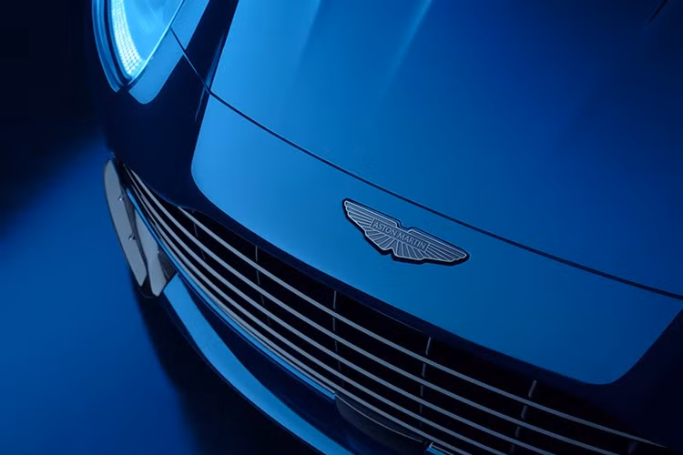 Hệ truyền động được hiệu chỉnh tối ưu hoá hệ thống Launch Control, giảm 50% thời gian chuyển số, cải thiện 0,1 giây khi tăng tốc từ 0-97 km/h còn 3,4 giây. Kỹ sư Aston Martin tinh chỉnh thêm mức độ phản hồi bàn đạp ga với bản map chân ga “S” mới. Gói nâng cấp khung gầm toàn diện tăng cảm giác linh hoạt, kết nối người lái, đồng thời cải thiện cảm giác và sự điềm tĩnh.