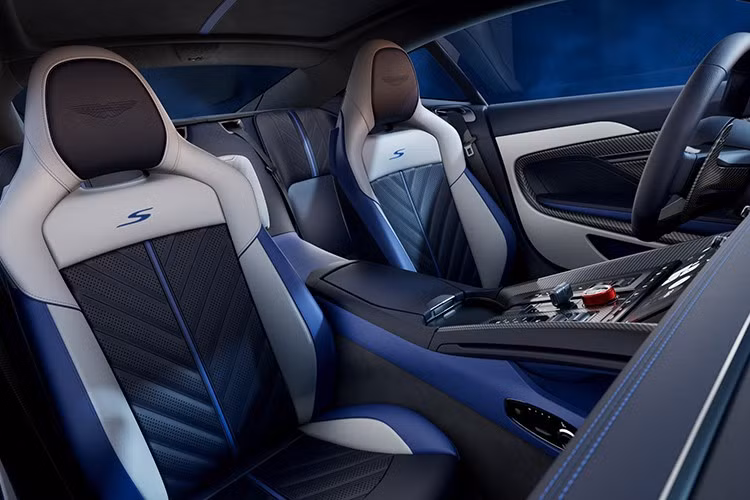 Nội thất DB12 S mang nhiều dấu ấn “S” trong dải sản phẩm của Aston Martin. Nổi bật là lớp hoàn thiện anodized đỏ cho núm điều chỉnh chế độ lái kim loại cũng là màu của dây an toàn, chỉ may tương phản tại viền ghế, tựa đầu...