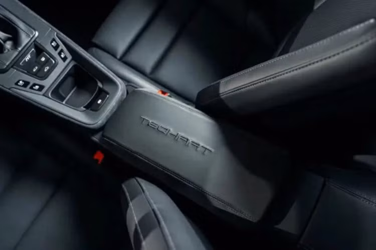 Tùy chọn cánh lướt gió kiểu ducktail, gợi nhớ đến Carrera RS và phiên bản lớn hơn giống GT3. Theo Techart, lực ép xuống mặt đường sẽ được tăng cường nhiều hơn. Nội thất của xe cũng có nhiều chi tiết được hoàn thiện bởi carbon, cần số gỗ độc đáo.