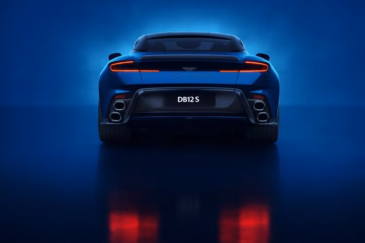 Cả hai gói Inspire S, gồm: chần xương cá với lỗ đục siêu nhỏ và trần Alcantara. DB12 S trang bị ghế trước Sport Plus chỉnh điện 16 hướng tiêu chuẩn, cùng ghế Hiệu suất Sợi Carbon (tùy chọn).