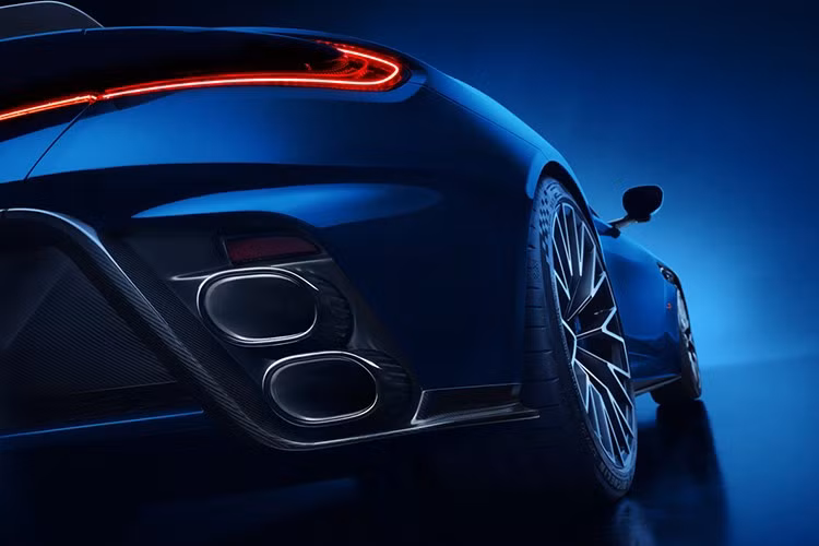 DB12 S có âm thanh 4 ống xả mới bằng thép không gỉ được tinh chỉnh để nhấn mạnh tần số động cơ trong toàn dải vòng tua, mang lại âm thanh sâu và mạnh. Hệ thống ống xả titan (tùy chọn) sẽ khuếch đại âm thanh, tăng cường tần số bass, trung và cao, nâng mức âm thanh thêm 1,5dB; đồng thời giảm trọng lượng 11,7kg so với hệ thống thép không gỉ.