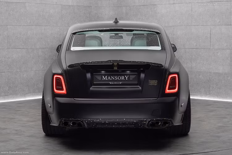 Và chưa dừng lại ở đó, hãng độ Mansory đã đăng tải hình ảnh một chiếc Rolls-Royce Phantom độ lên mạng xã hội, và phải thừa nhận rằng bản độ này không hề tệ. Dự án này có tên gọi là Mansory Linea Nera d'Oro, thay đổi diện mạo từ ngoài vào trong.