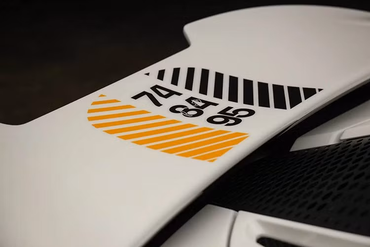 Có tổng cộng 60 chiếc 750s Spider Triple Crown trên toàn thế giới, nhưng chỉ có 26 chiếc có lớp sơn màu Monaco White. Chiếc McLaren 750S Spider Triple Crown Monaco White lên sàn đấu giá Bring a Trailer, có odo 3.400 dặm (5.471 km).