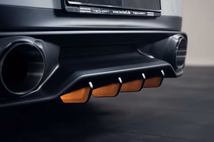 Techart tuyên bố khả năng tăng tốc của TsportR từ 0-96 km/h trong 3,4 giây và 0-200 km/h trong 9,7 giây. Hệ thống ống xả mới có thể tự động điều chỉnh âm thanh theo chế độ và điều kiện lái thông qua nút điều khiển trên vô-lăng.