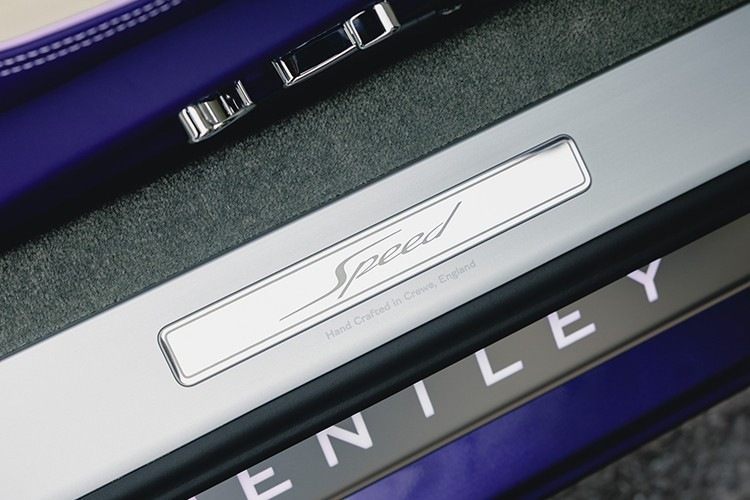 Khoang lái được nâng tầm hơn nữa với màn hình xoay đặc trưng của Bentley, hệ thống âm thanh hàng đầu Naim for Bentley và một sô chí tiết chrome đậm mày lần đầu được áp dụng trên Continental GT thế hệ thứ tư.