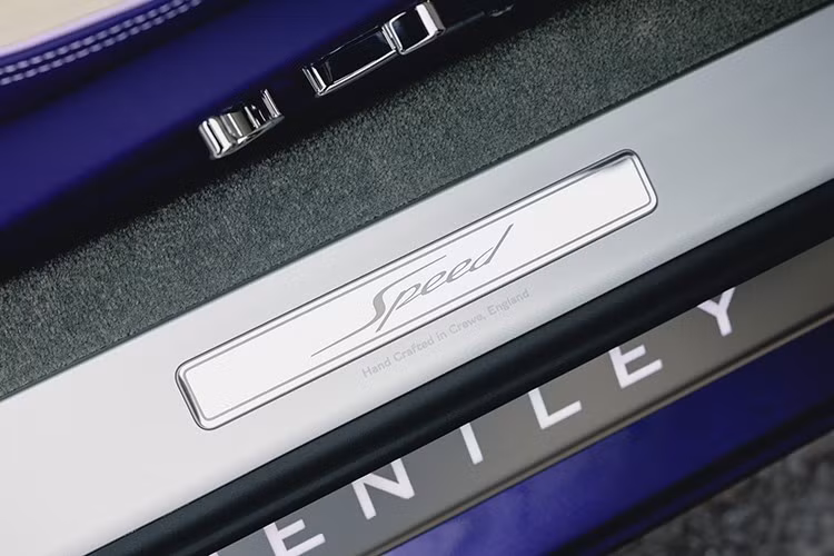 Khoang lái được nâng tầm hơn nữa với màn hình xoay đặc trưng của Bentley, hệ thống âm thanh hàng đầu Naim for Bentley và một sô chí tiết chrome đậm mày lần đầu được áp dụng trên Continental GT thế hệ thứ tư.