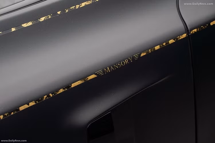 Đầu tiên, có rất nhiều logo Mansory, bao gồm cả logo trên ốp cửa, được chiếu sáng từ phía sau, trên bệ để chân, vô lăng, bên phải bảng điều khiển, tựa đầu, dây an toàn... ghế VIP ở phía sau, được ngăn cách bởi một bảng điều khiển lớn.