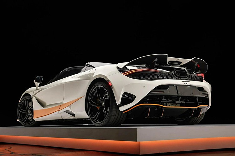 Nhưng Spider Triple Crown có lẽ là phiên bản quan trọng nhất, gắn kết 3 chiến thắng đua xe vĩ đại nhất của McLaren, gồm: Indy 500 năm 1974, Monaco Grand Prix năm 1984, và 24 Hours of Le Mans năm 1995.