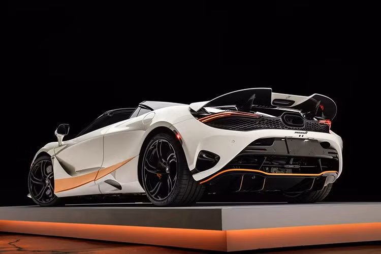 Nhưng Spider Triple Crown có lẽ là phiên bản quan trọng nhất, gắn kết 3 chiến thắng đua xe vĩ đại nhất của McLaren, gồm: Indy 500 năm 1974, Monaco Grand Prix năm 1984, và 24 Hours of Le Mans năm 1995.