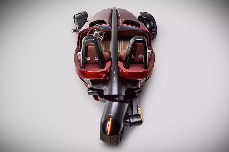 Thiết kế của Tricera có một số điểm tương đồng với các mẫu mô tô hiện tại của Yamaha, bao gồm đèn pha tròn và hai đèn DRL nhỏ chạy ngang trên mặt trước. Xe cũng có phần mũi phức tạp như những chiếc naked-bike MT-series và các tấm ốp nhỏ trên bánh trước.