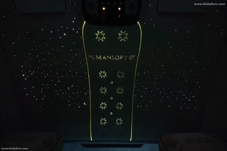 Nội thất được bọc da tùy chỉnh và bao phủ hầu hết các bề mặt có thể chạm vào. Chúng ta có thể thấy một số chi tiết trang trí hình bông hoa màu vàng, họa tiết kim cương trên ghế ngồi và ốp cửa, cùng nhiều chi tiết bổ sung khác.