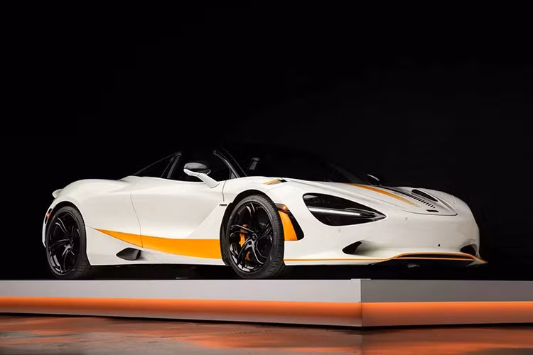 Chiếc siêu xe McLaren 750S Spider Triple Crown phiên bản Monaco White siêu hiếm với quãng đường 3.400 dặm (5.471 km) lên sàn đấu giá. 750S Spider trang bị hàng loạt tùy chọn MSO vinh chiến tích Triple Crown trong lịch sử đua xe của McLaren.