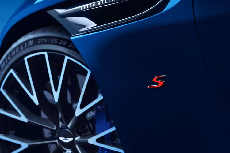 Sức mạnh của DB12 S có sự cải thiện, động cơ V8 dung tích 4.0L tăng áp kép, công suất 690 mã lực (700 PS) tại 6.000 vòng/phút (tăng 19,7 mã lực/20PS) và mô-men xoắn 800Nm từ 3.000 - 6.000 vòng/phút, DB12 S mang lại phản ứng ấn tượng. Tốc độ tối đa 202 dặm/giờ (325 km/h).