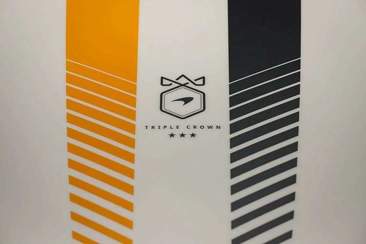 Chiếc xe McLaren 750s Spider Triple Crown màu sơn Monaco White được định giá 380.000 USD tương đương hơn 9,9 tỷ đồng. Spider Triple Crown là biểu tượng mang bản sắc của thương hiệu McLaren. Những vị khách hàng không có cơ hội mua 750s Triple Crown đợt đầu thì đây là thời điểm thích hợp.