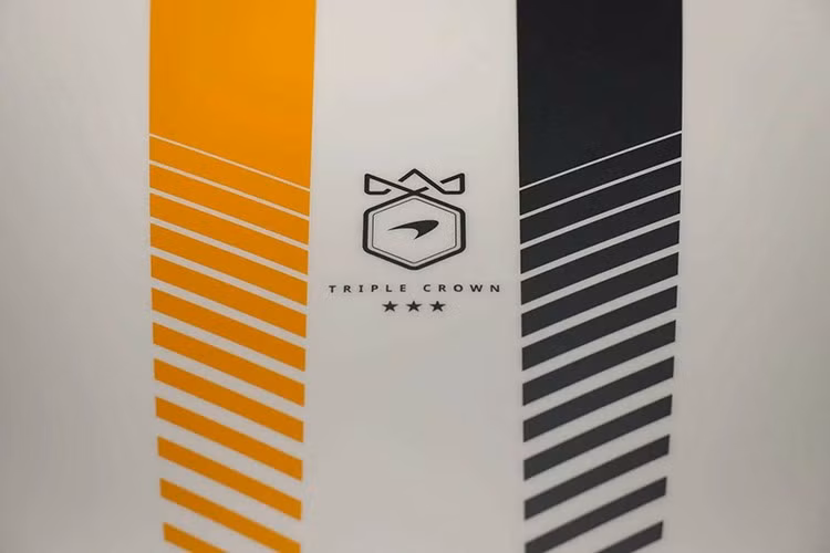 Chiếc xe McLaren 750s Spider Triple Crown màu sơn Monaco White được định giá 380.000 USD tương đương hơn 9,9 tỷ đồng. Spider Triple Crown là biểu tượng mang bản sắc của thương hiệu McLaren. Những vị khách hàng không có cơ hội mua 750s Triple Crown đợt đầu thì đây là thời điểm thích hợp.