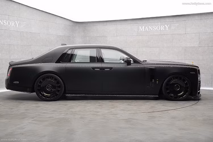 Điểm nổi bật đầu tiên chính là kích thước cực lớn của chiếc xe này, điều này hoàn toàn bình thường, bởi bạn đang nhìn vào Rolls-Royce Phantom, mẫu sedan chủ lực của hãng xe sang Anh Quốc, một chiếc xe không có đối thủ trực tiếp trên thị trường hiện nay. Điểm thứ hai khiến chiếc Mansory Linea Nera d'Oro mới nổi bật chính là lớp sơn đen, điểm xuyết rất nhiều chi tiết vàng...