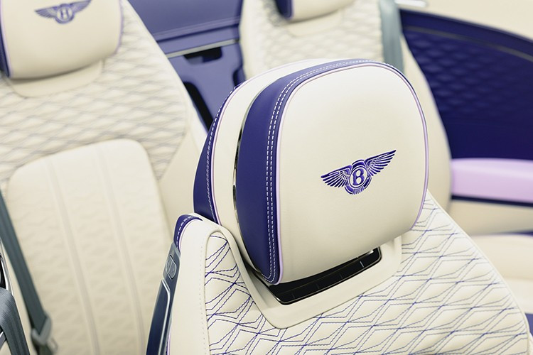 Các điểm nhấn màu Lilac (tím hoa cà) được đan xen trong toàn bộ khoang nội thất bằng da và chỉ, gồm: cần số và đánh dấu điểm 6 giờ trên vô-lăng. Đường chỉ may tinh xảo và viền ghế màu Lilac (tím hoa cà) bổ sung thêm chiều sâu và sự tinh tế, tương phản với các bề mặt xúc giác của lớp phủ đá và da kết cấu 3D, thể hiện sự tự do thể hiện thông qua sự đồng sáng tạo của Mulliner.