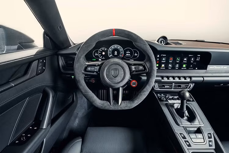 Nội thất có điểm nhấn là cần số được làm từ gỗ sồi ngâm trong đầm lầy nghìn năm tuổi. Gói thứ ba - Kurvenrausch, bổ sung vô-lăng Techart bọc da và bảng điều khiển trung tâm mới.