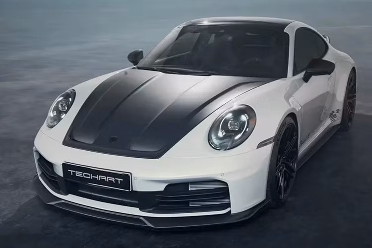 Sự trở lại Porsche 911 Carrera T vào năm 2025 là niềm vui dành cho những ai đam mê cảm xúc cầm lái thuần tuỳ, điểm nhấn là hộp số sàn cùng hệ dẫn động cầu sau, trọng lượng nhẹ so với các mẫu 911 Carrera.