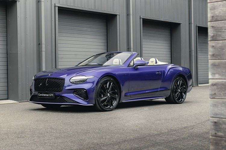 Chiếc Bentley Continental GTC Speed thế hệ mới được hồi sinh màu sắc từ lịch sử của Bentley với tông màu tím xanh rực rỡ và nổi bật của ‘Violette’ – như một phần của sự sáng tạo đặc biệt với khách hàng tại Anh.