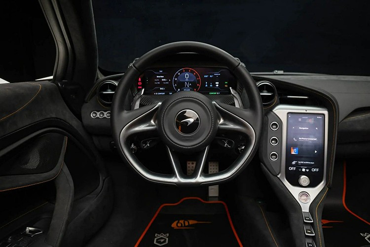 Xe mang dòng chữ “74-84-95” trên cánh gió sau, một chi tiết tinh tế gợi nhắc kỷ lục Triple Crown vô song của McLaren trong lĩnh vực đua xe. Tài liệu đi kèm đầy đủ, bao gồm: nhãn giá gốc, lịch sử bảo dưỡng, sách hướng dẫn và báo cáo sạch.