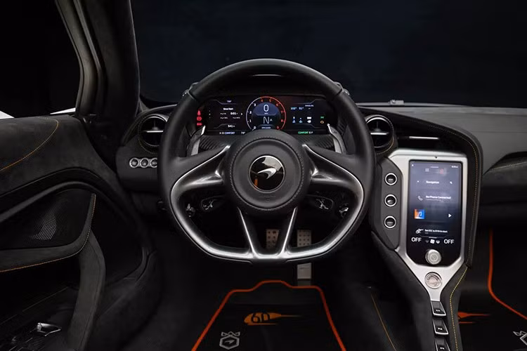 Xe mang dòng chữ “74-84-95” trên cánh gió sau, một chi tiết tinh tế gợi nhắc kỷ lục Triple Crown vô song của McLaren trong lĩnh vực đua xe. Tài liệu đi kèm đầy đủ, bao gồm: nhãn giá gốc, lịch sử bảo dưỡng, sách hướng dẫn và báo cáo sạch.