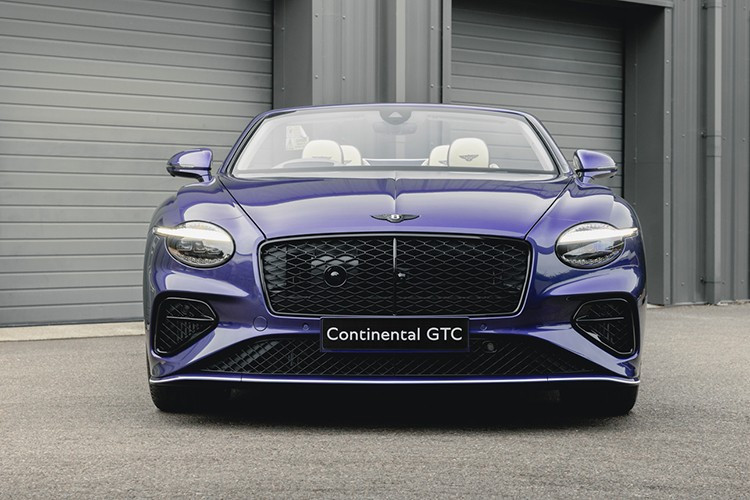 Vị khách này còn được trải nghiệm cảm giác phấn khích khi đồng hành cùng Speed Six Continuation Series phiên bản mới của Speed Six "xe đua Bentley thành công nhất trong thời đại" đến với Lễ hội Tốc độ Goodwood năm nay.