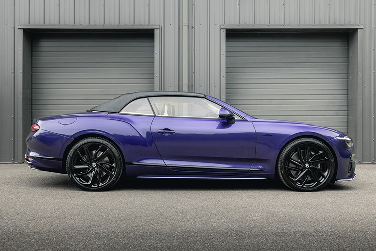 Màu sắc này thể hiện tính cá nhân hoá của khách hàng kết hợp các chi tiết ngoại thất màu Gloss Black, gồm huy hiệu Bentley màu đen bóng. Phần mái che bằng vải 7 lớp dệt màu xám đậm, tăng yếu tố hiện đại cho ngoại thất của xe.