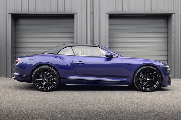 Màu sắc này thể hiện tính cá nhân hoá của khách hàng kết hợp các chi tiết ngoại thất màu Gloss Black, gồm huy hiệu Bentley màu đen bóng. Phần mái che bằng vải 7 lớp dệt màu xám đậm, tăng yếu tố hiện đại cho ngoại thất của xe.