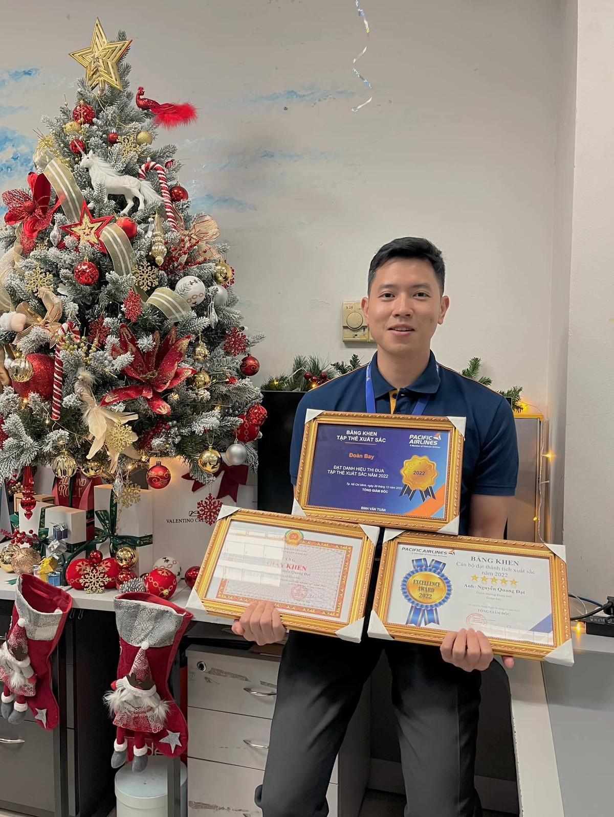 Quang Đạt được nhiều người ưu ái gọi là “cơ trưởng trẻ tuổi nhất Việt Nam” hay "Cơ trưởng đẹp trai nhất Việt Nam" - những danh xưng không chỉ nhờ vẻ ngoài ấn tượng mà còn bởi thành tích đáng nể khi trở thành cơ trưởng năm 24 tuổi, một con số hiếm có trong ngành hàng không.