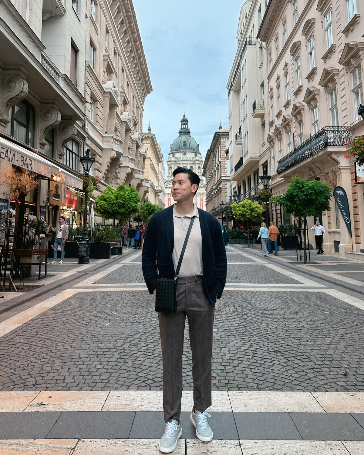 Ngoài ra, Quang Đạt còn là tác giả cuốn sách Là Vì Con Tim Anh Rung Lên - nơi anh chia sẻ cách giải tỏa căng thẳng, bí quyết giữ sức khỏe bằng thể thao và gym sau mỗi chuyến bay áp lực. Ảnh sử dụng trong bài: FBNV