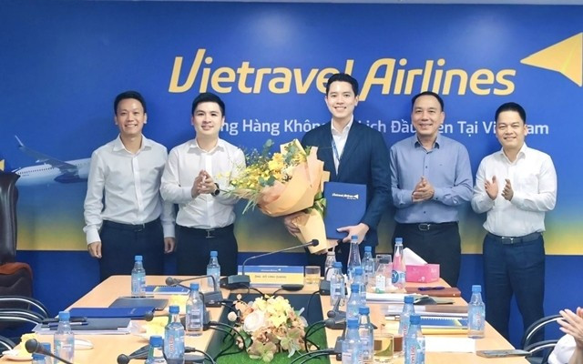 Trước đó, từ tháng 11/2023 Quang Đạt đã nắm giữ vị trí Phó Giám đốc Ban Khai thác bay kiêm Đoàn trưởng Đoàn bay. Đơn vị này thông tin thêm, Quang Đạt có hơn 13 năm kinh nghiệm trong lĩnh vực hàng không, từng đảm nhận vị trí Trưởng phòng Huấn luyện phi công và Trưởng bộ phận phát triển chất lượng phi công.