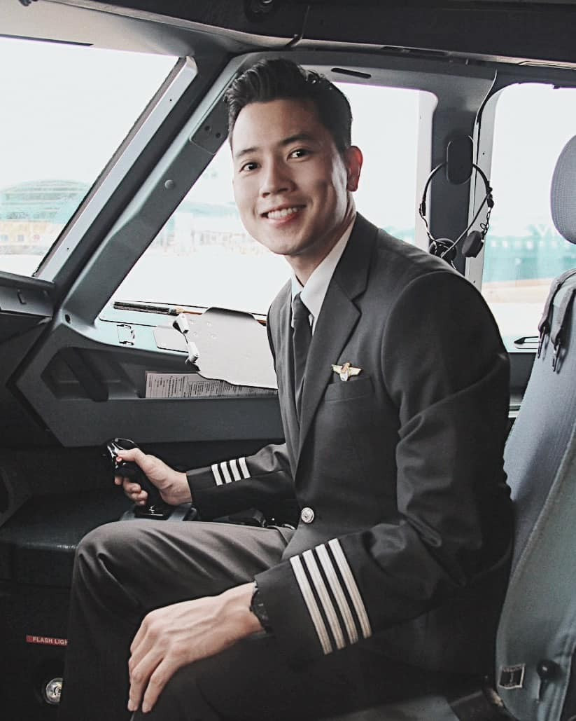 Quang Đạt là cựu học sinh của Trường THPT Chu Văn An (Hà Nội). Năm 2009, Quang Đạt trúng tuyển khoa Kinh tế đối ngoại, Đại học Ngoại thương Hà Nội. Khoảng 3 tháng sau, anh lại rẽ hướng, khi trúng tuyển vào khóa đào tạo phi công của một hãng hàng không và tham gia khóa học 2 năm ở New Zealand.