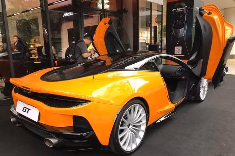 Theo tìm hiểu thì chiếc siêu xe này thuộc đời 20222 và lăn bánh khá ít. Đây là một trong 2 chiếc McLaren GT đầu tiên về Việt Nam, ở thời điểm mua mới xe có giá bán chính hãng khoảng 16 tỷ đồng (chưa bao gồm thuế phí ra biển số). Hiện mức giá sang gtay cho Đại gia đồng nát Nghệ An vẫn là một ẩn số.