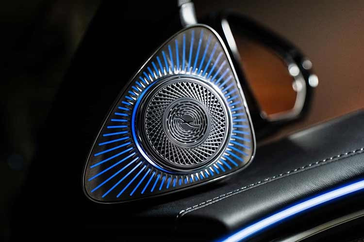 S-Class 2026 trang bị tiêu chuẩn hệ thống treo khí nén Airmatic, kết hợp tùy chọn E-Active Body Control, không chỉ phản ứng theo điều kiện mặt đường, mà còn có khả năng dự đoán trước thông qua dữ liệu từ cảm biến và thông tin chia sẻ từ các xe Mercedes-Benz khác đi qua cùng tuyến. Nhờ đó, xe có thể điều chỉnh giảm xóc chủ động trước khi gặp ổ gà hay mặt đường xấu, giúp duy trì độ êm ái vượt trội.