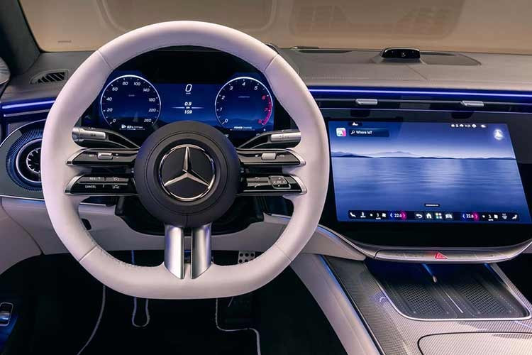 Trung tâm khoang lái là hệ thống MBUX Superscreen thế hệ mới, gồm màn hình kỹ thuật số 12,3 inch cho người lái, màn hình trung tâm 14,4 inch và màn hình 12,3 inch dành cho ghế phụ phía trước.