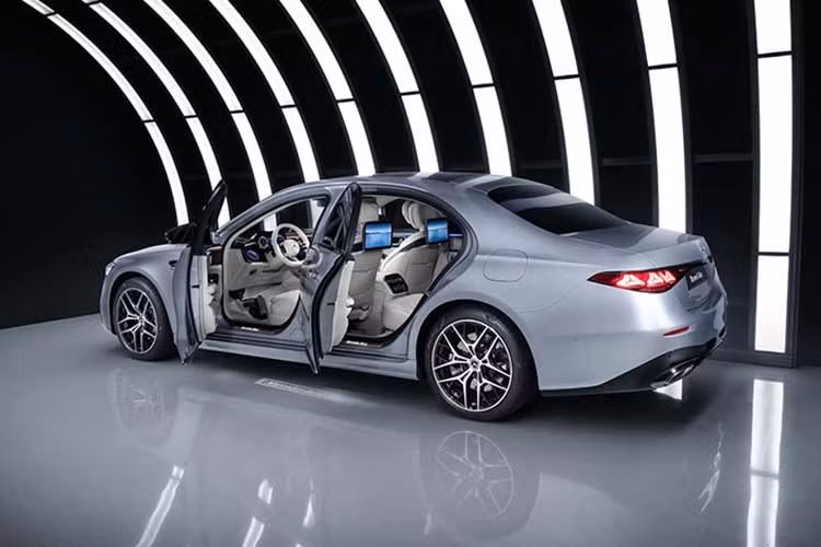 Trong khoang nội thất, các chi tiết như Digital Vent Control cho điều hòa tự động điều hướng luồng gió, ghế sưởi, thông gió, massage và đai an toàn có sưởi tiếp tục củng cố trải nghiệm thoải mái, đặc biệt ở các thị trường khí hậu lạnh.