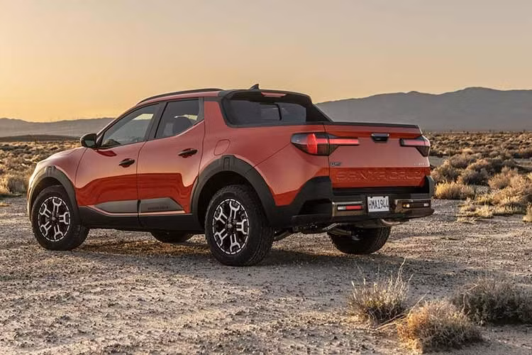 Hãng xe Hyundai hiện đang phát triển một mẫu bán tải hoàn toàn mới sử dụng khung rời (body-on-frame), dự kiến ra mắt vào năm 2029. Mẫu xe mới chưa được đặt tên sẽ hướng đến phân khúc bán tải cỡ trung, cạnh tranh trực tiếp với các mẫu Toyota Tacoma, Chevrolet Colorado và Ford Ranger.