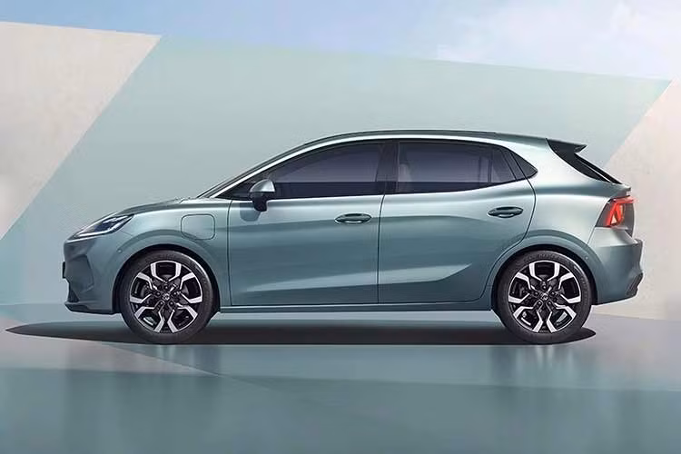 Mẫu Urban còn được cung cấp thêm các phiên bản Comfort Long Range và Premium Long Range. Trong khi đó, mẫu MG4 EV đắt tiền hơn cũng có phiên bản Premium Extended Range.