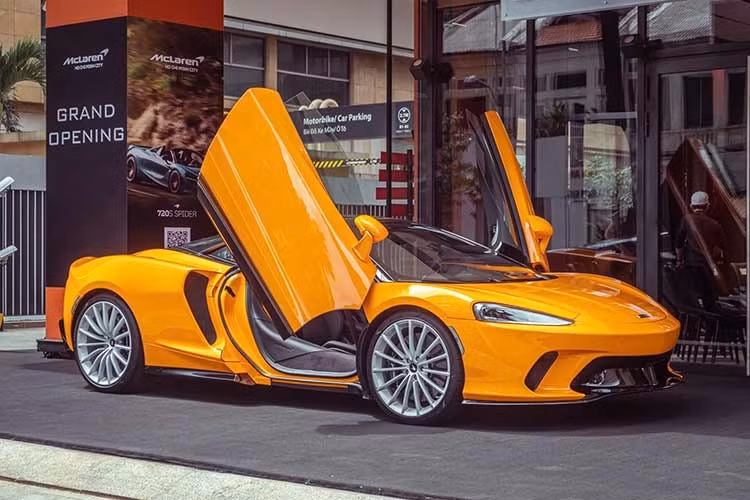 Động cơ trên siêu xe McLaren GT sẽ đi kèm với hộp số ly hợp kép 7 cấp, nhờ đó, mẫu siêu xe Grand Tourer của hãng xe McLaren có thể hoàn thành việc tăng tốc từ vị trí xuất phát lên 100 km/h chỉ trong thời gian 3,2 giây trước khi đạt tốc độ tối đa là 326 km/h.
